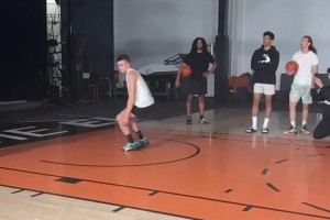 卧槽，这是吃弹簧长大的？外国小伙这弹跳也太炸裂了🤯