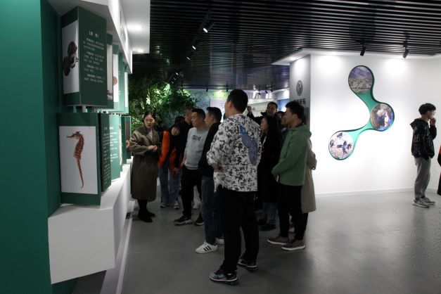 3.参观1.jpg